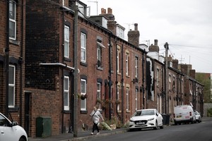 Bên ngoài một khu nhà liền kề ở thành phố Leeds, Vương quốc Anh. Ảnh: Oli Scarff/AFP