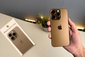 iPhone 16 Pro màu vàng mới được cho là màu nổi bật trong năm nay. Ảnh: Bloomberg