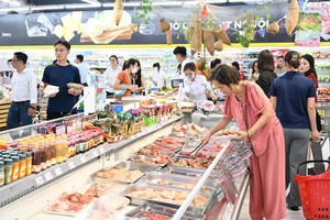 Hàng hóa thiết yếu tại Big C Thăng Long, chiều 6/9.