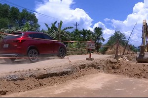 Nhiều đoạn tuyến trên Quốc lộ 40B nối tỉnh Quảng Nam và Kon Tum bị hư hỏng nặng, phải thường xuyên sửa chữa, dặm vá.