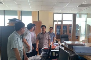 Đoàn công tác kiểm tra tại trụ sở Chi cục Hải quan cửa khẩu cảng Hải Phòng khu vực 1. (Ảnh: TCHQ).