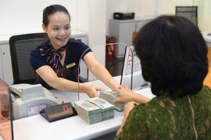 Lợi nhuận ngân hàng chủ yếu vẫn đến từ mảng tín dụng. Ảnh: Dũng Minh