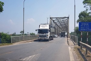 Cầu Phong Châu trước khi xảy ra sự cố sập 2 nhịp do mưa lũ.