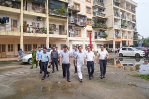 Ông Nguyễn Văn Tùng, Chủ tịch UBND TP. Hải Phòng kiểm tra quỹ nhà trống tại các chung cư thuộc sở hữu nhà nước trên địa bàn Thành phố để phục vụ di dời người dân tại các chung cư cũ nguy hiểm đến tạm cư sau ảnh hưởng của bão số 3.