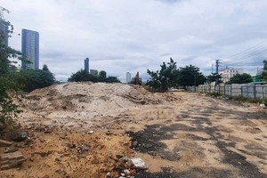 Sở Tài nguyên và Môi trường TP. Đà Nẵng yêu cầu Trung tâm Phát triển quỹ đất báo cáo việc quản lý khu đất ký hiệu A1-2-1 (4 mặt tiền đường Phạm Văn Đồng, Ngô Quyền, An Đồn 2, Hoàng Đức Lương, quận Sơn Trà). Ảnh: Linh Đan 