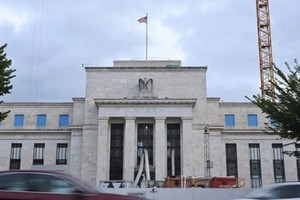 Fed tuyên bố họ sẽ xem xét “các điều chỉnh bổ sung” đối với lãi suất cơ bản, dựa trên dữ liệu sắp tới, triển vọng và sự cân bằng của các rủi ro. Ảnh: AFP