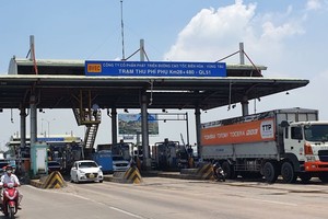 Một trạm thu phí hoàn vốn cho Dự án đầu tư xây dựng mở rộng Quốc lộ 51.
