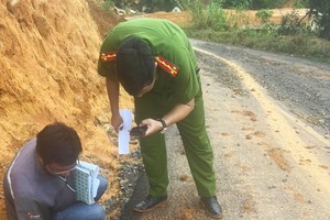 Cơ quan công an khám nghiệm hiện trường, thu thập chứng cứ phục vụ công tác điều tra. Ảnh: C.A 