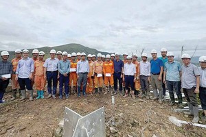 Chủ tịch HĐTV EVNNPT Nguyễn Tuấn Tùng và đoàn công tác thăm hỏi, động viên người lao động tham gia khắc phục lưới điện tại Uông Bí (Quảng Ninh)