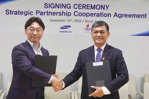 Đại diện PVCFC và Samsung C&T trao đổi văn kiện ký kết, mở ra cơ hội hợp tác sâu rộng trong lĩnh vực phân bón