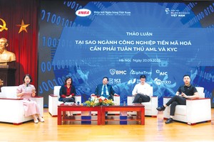 Ông Trần Huyền Dinh (ngoài cùng bên phải) trong một cuộc thảo luận về pháp lý cho lĩnh vực blockchain tại trụ sở Ngân hàng Nhà nước Việt Nam