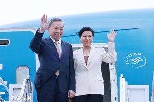 Tổng Bí thư, Chủ tịch nước Tô Lâm và Phu nhân tại sân bay quốc tế John F. Kennedy ở thành phố New York. (Ảnh: TTXVN)