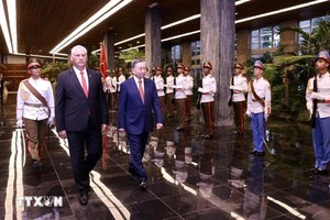 Tổng Bí thư, Chủ tịch nước Tô Lâm và Bí thư thứ nhất Đảng Cộng sản Cuba, Chủ tịch Cuba Miguel Díaz-Canel Bermudez duyệt Đội danh dự. Ảnh: Lâm Khánh/TTXVN