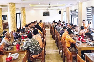 Các đơn vị Than Hà Lầm, Cao Sơn, Thống Nhất, Mạo Khê, Vàng Danh… hỗ trợ hàng ngàn suất ăn cho công nhân Điện lực Quảng Ninh và các tỉnh, thành về giúp khắc phục điện lưới