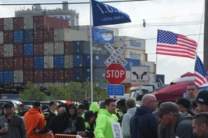 Công nhân bốc xếp đình công tại cảng Newark, bang New Jersey vào ngày 1/10/2024. Ảnh: AFP