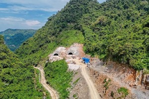 Thi công hầm đường bộ số 2 trên cao tốc Đồng Đăng - Trà Lĩnh.