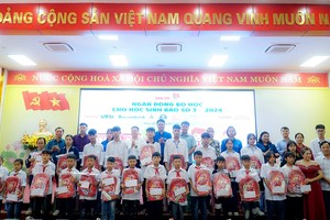 Nhân viên Sacombank ủng hộ 1 ngày lương giúp đồng bào vượt thiên tai