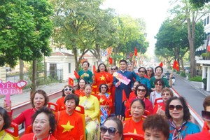 Trải nghiệm áo dài thưởng lãm phố phường Hà thành trên xe buýt 2 tầng