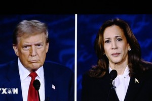 Phó Tổng thống Mỹ Kamala Harris (phải) và cựu Tổng thống Donald Trump trong cuộc tranh luận trực tiếp ở Philadelphia, Mỹ, ngày 10/9/2024. (Ảnh: THX/TTXVN)