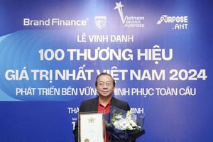 Phó Tổng giám đốc Vietjet Đỗ Xuân Quang nhận giải thưởng Top 25 thương hiệu giá trị nhất Việt Nam