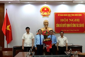 Ông Nguyễn Tự Công Hoàng, Phó chủ tịch UBND tỉnh Bình Định (thứ 2 từ bên phải qua) được phân công kiêm nhiệm Trưởng ban Ban Quản lý Khu kinh tế tỉnh Bình Định. Ảnh: T.Đ.