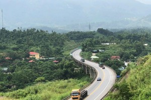 Một đoạn cao tốc Nội Bài - Lào Cai quy mô 2 làn xe do VEC đầu tư.