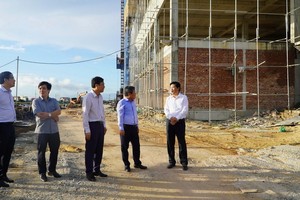 Bí thư Tỉnh uỷ Quảng Bình Vũ Đại Thắng (thứ hai từ phải sang) kiểm tra tiến độ dự án. Ảnh: Ngọc Mai
