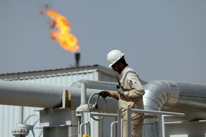 Công nhân làm việc tại nhà máy chế biến của giếng dầu Ahdab ở tỉnh Wasit, Iraq ngày 28/6/2024. Ảnh: THX/TTXVN