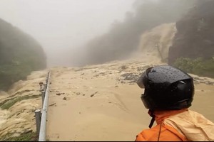 Quốc lộ 27C (đèo Khánh Lê) nối Nha Trang và Đạt Lạt thường xuyên xuất hiện sạt lở khi có mưa lớn kéo dài