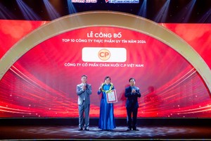 Đại diện C.P. Việt Nam nhận chứng nhận, kỷ niệm chương từ ban tổ chức chương trình