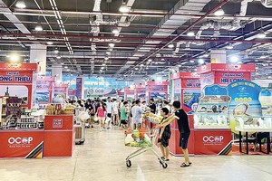 Hội chợ có nhiều gian hàng bày bán sản phẩm OCOP (Ảnh: Minh Đức)