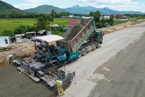 Thi công trên công trường cao tốc Bắc - Nam đoạn qua tỉnh Bình Định. Ảnh: Q.Đ.