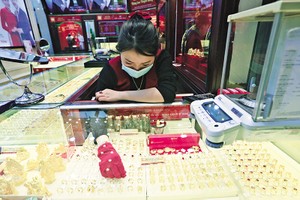 Giá vàng tăng kỷ lục khiến người dân đổ xô đi mua vàng. Ảnh: Đức Thanh