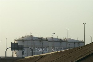 Bể chứa dầu tại kho dự trữ của Công ty Dầu mỏ Quốc gia Abu Dhabi (ADNOC) ở Msaffah, Abu Dhabi, UAE. Ảnh tư liệu: AFP/TTXVN