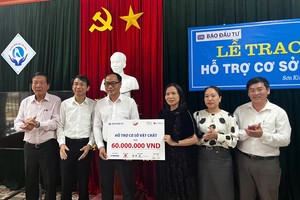 Tạp chí Nhà đầu tư, Báo Đầu tư trao học bổng và thiết bị tại Hà Tĩnh 