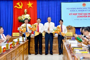 Ông Ngô Công Thức (thứ 2 từ trái sang) được bầu giữ chức Phó chủ tịch UBND tỉnh An Giang nhiệm kỳ 2021 - 2026. Nguồn: angiang.gov,vn