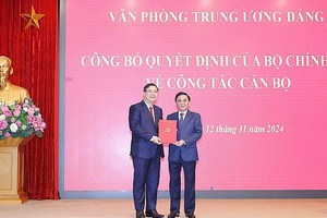 Ủy viên Bộ Chính trị, Thường trực Ban Bí thư, Chủ nhiệm Ủy ban Kiểm tra Trung ương Trần Cẩm Tú (bên phải) trao Quyết định cho tân Phó chánh Văn phòng Trung ương Đảng Phạm Gia Túc. Ảnh: Phương Hoa