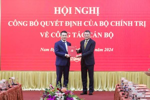 Ông Lê Minh Hưng, Ủy viên Bộ Chính trị, Bí thư Trung ương Đảng, Trưởng Ban Tổ chức Trung ương trao Quyết định cho tân Bí thư Tỉnh ủy Nam Định Đặng Khánh Toàn.