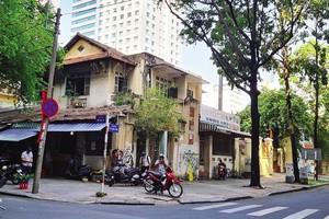 Khu “đất vàng” tại quận 1 (TP.HCM) đã được Tổng công ty Lương thực miền Nam (Vinafood 2) bán với giá rẻ, không qua đấu giá.