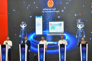 Các đại biểu bấm nút ra mắt Trợ lý ảo hỗ trợ người nộp thuế.