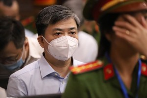 Bị cáo Lê Đức Thọ bị truy tố với 2 tội danh liên quan đến việc phê duyệt hạn mức tín dụng và nhận quà từ Giám đốc Công ty Xuyên Việt Oil.