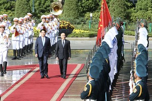 Chủ tịch nước Lương Cường và Quốc vương Campuchia Preah Bat Samdech Preah Boromneat Norodom Sihamoni duyệt Đội danh dự Quân đội Nhân dân Việt Nam.