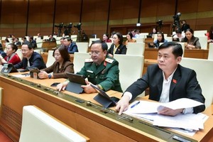 Đại biểu biểu quyết thông qua Luật Phòng, chống mua bán người (sửa đổi) sáng 28/11