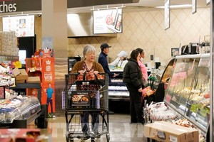 Người dân mua sắm tại siêu thị ở Millbrae, Mỹ. (Ảnh: THX/TTXVN)