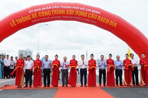 Lãnh đạo TP.HCM cắt băng thông xe cầu Rạch Đỉa. Ảnh: Lê Vinh