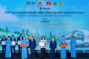 Bà Trần Lan Phương - Phó Tổng Giám đốc Tập đoàn Phenikaa nhận bằng khen từ BTC chương trình