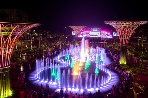 Trục đại lộ trung tâm quảng trường biển Sầm Sơn thu hút rất đông du khách