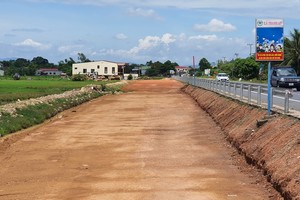 Dự án nâng cấp mở rộng Quốc lộ 9 từ cảng Cửa Việt đến Quốc lộ 1 phải dừng lại khi công trình vẫn đang dang dở.