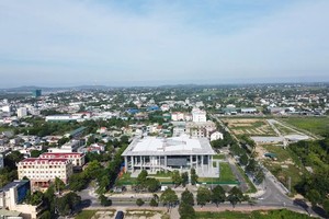 Dự án Đường nối từ cầu Thạch Bích đến Tịnh Phong vẫn còn vướng mặt bằng làm ảnh hưởng tiến độ thi công.