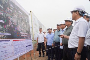 Thủ tướng Phạm Minh Chính trực tiếp kiểm tra tiến độ các dự án xây dựng đường kết nối vào Sân bay Long Thành - Ảnh: Lê Vinh